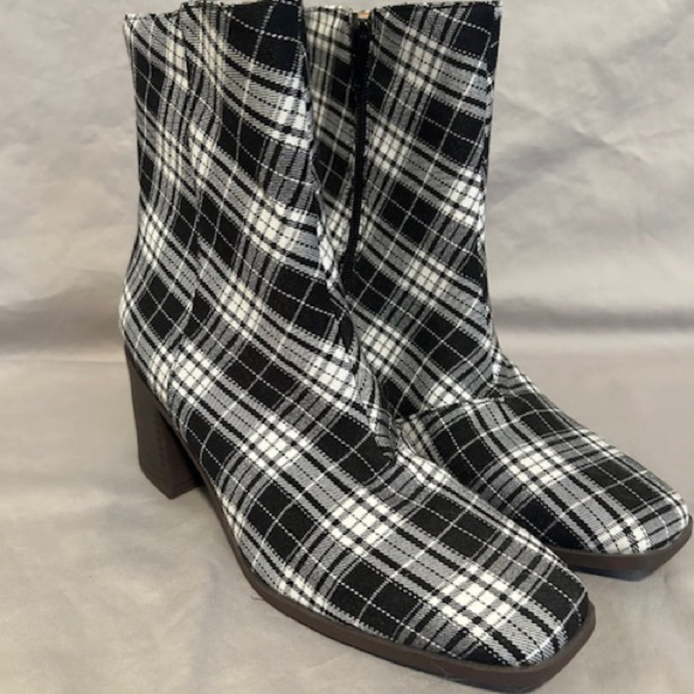 Like new black & white boot